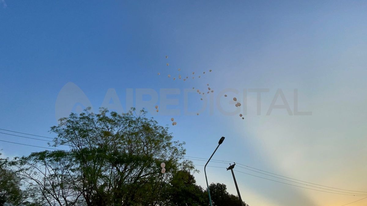 Los globos en el aire lanzados en honor a Claudia Decurgez por familiares, amigos y vecinos de Santo Tomé. Los globos en el aire lanzados en honor a Claudia Decurgez por familiares, amigos y vecinos de Santo Tomé.