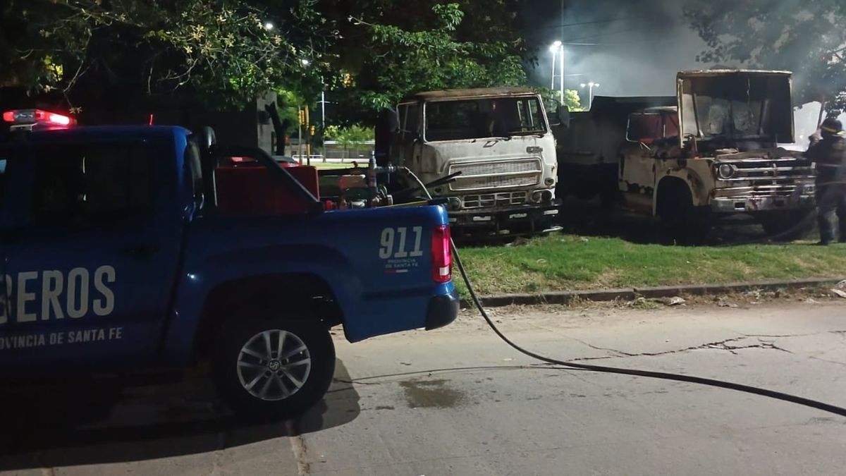 Un camión fue incendiado intencionalmente en la esquina de Gorostiaga y Pasaje Santa Fe durante la madrugada.