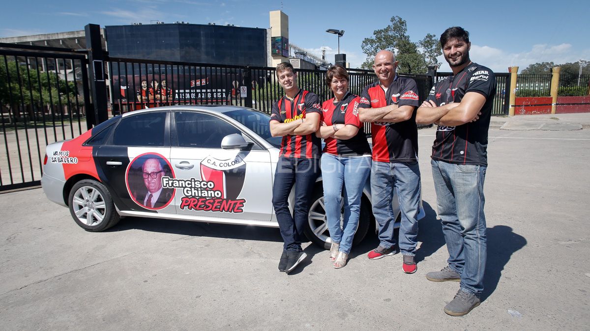 Los Ghiano rumbo a Paraguay en auto ploteado con los colores de la pasión
