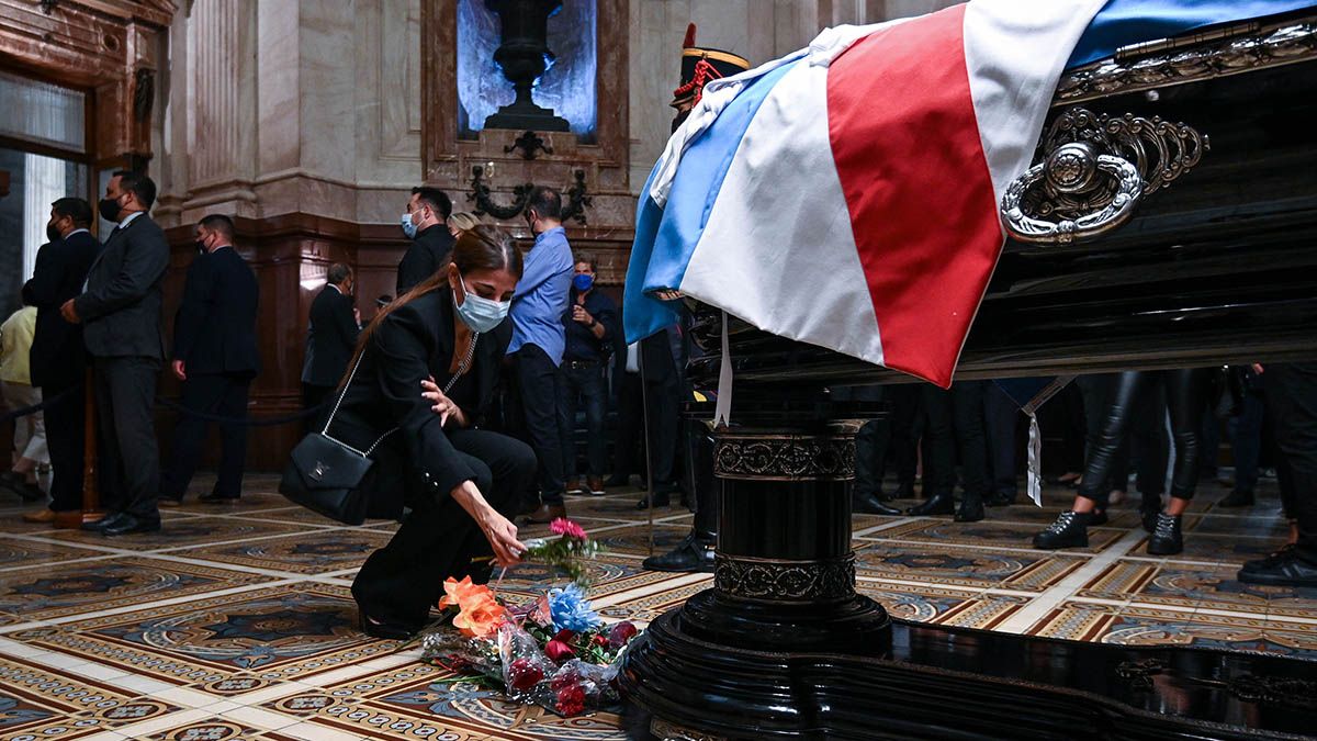 Zulemita Menem no se despegó de los restos de su padre, velados en el Congreso de la Nación.