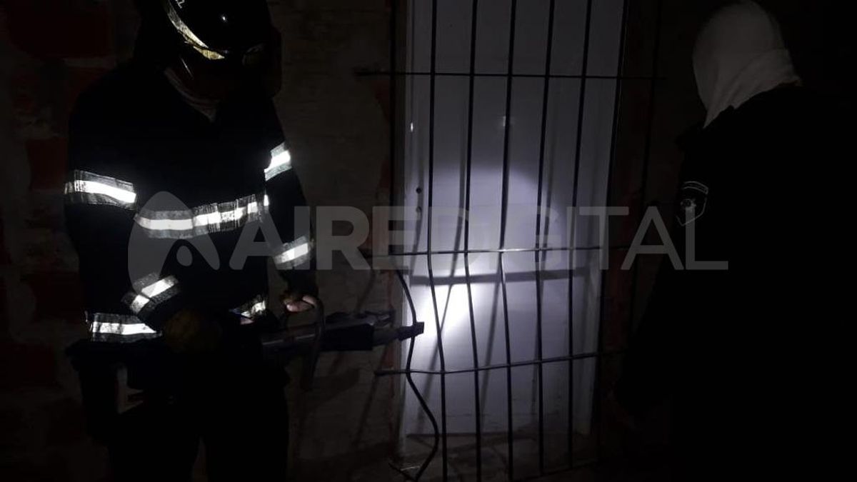 Ante esto, los efectivos revisaron al hombre para corroborar que no tenga ningún arma y ante la negativa, intentaron ayudarlo para que pueda salir, pero no pudieron. Es por eso que solicitaron la asistencia de Bomberos Zapadores, que llegaron a los pocos minutos y con herramientas específicas pudieron liberarlo.