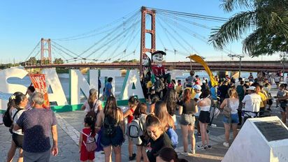 Se viene el carnaval: presentaron en las letras corpóreas una nueva edición de Carnabarriales en Santa Fe