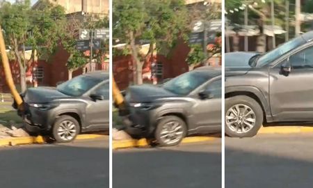Una camioneta Toyota Corolla Cross terminó completamente incrustada contra una columna. Una camioneta Toyota Corolla Cross terminó completamente incrustada contra una columna.
