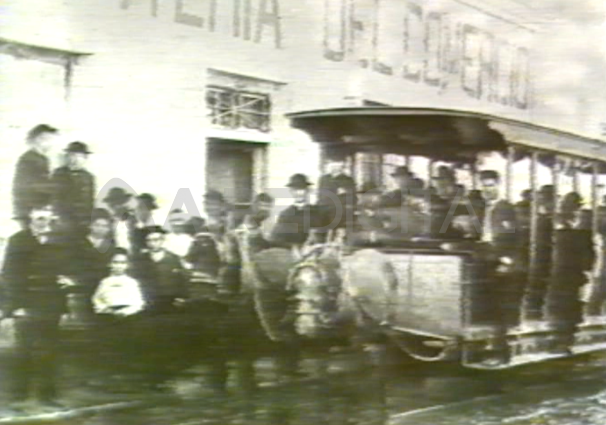 En mayo de 1885, el primer tranvía comenzó a recorrer las calles de Santa Fe. Lo En mayo de 1885, el primer tranvía comenzó a recorrer las calles de Santa Fe. Lo