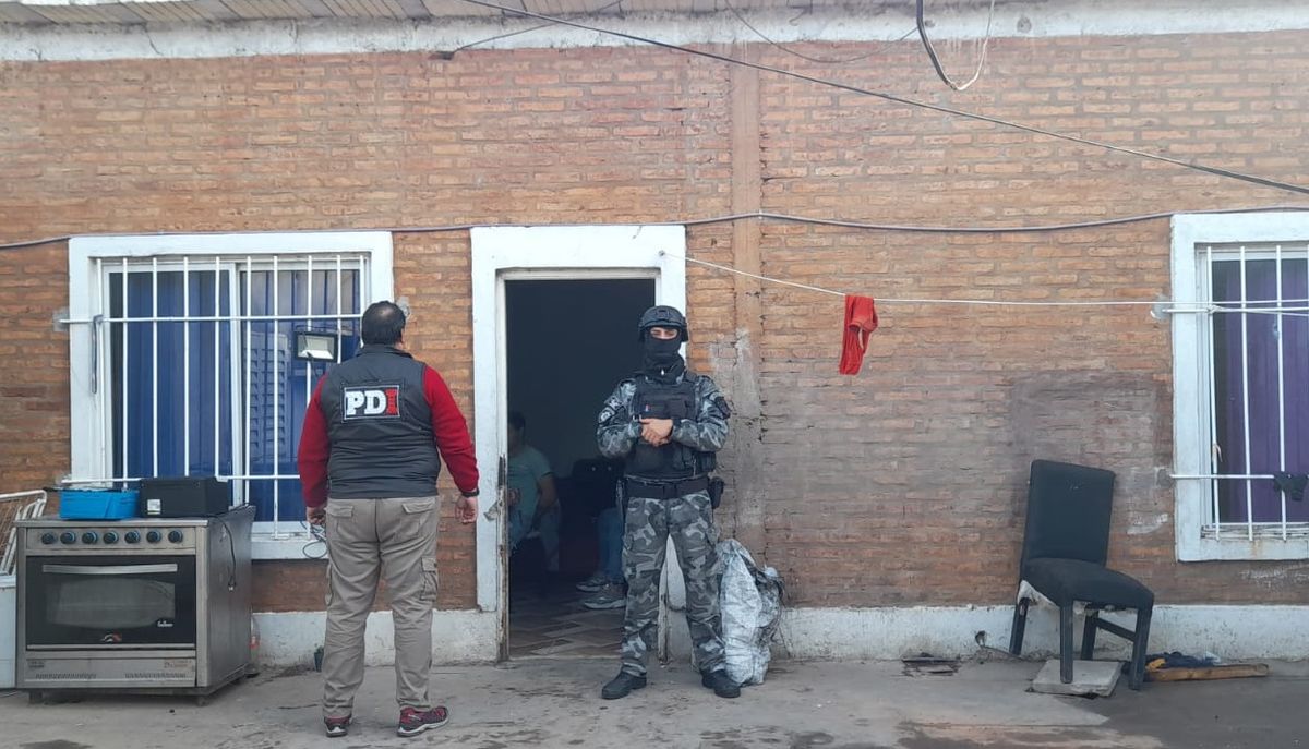 El domicilio allanado por los investigadores se encuentra en Villa Constitución. El domicilio allanado por los investigadores se encuentra en Villa Constitución.