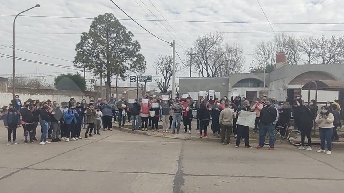 Unos 60 vecinos se juntaron en el lugar del robo para pedir la libertad del agente detenido