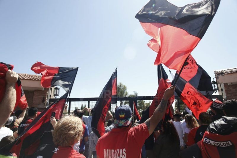 Colón fue recibido por los hinchas en el aeropuerto tras consagrarse como finalista de la Sudamericana
