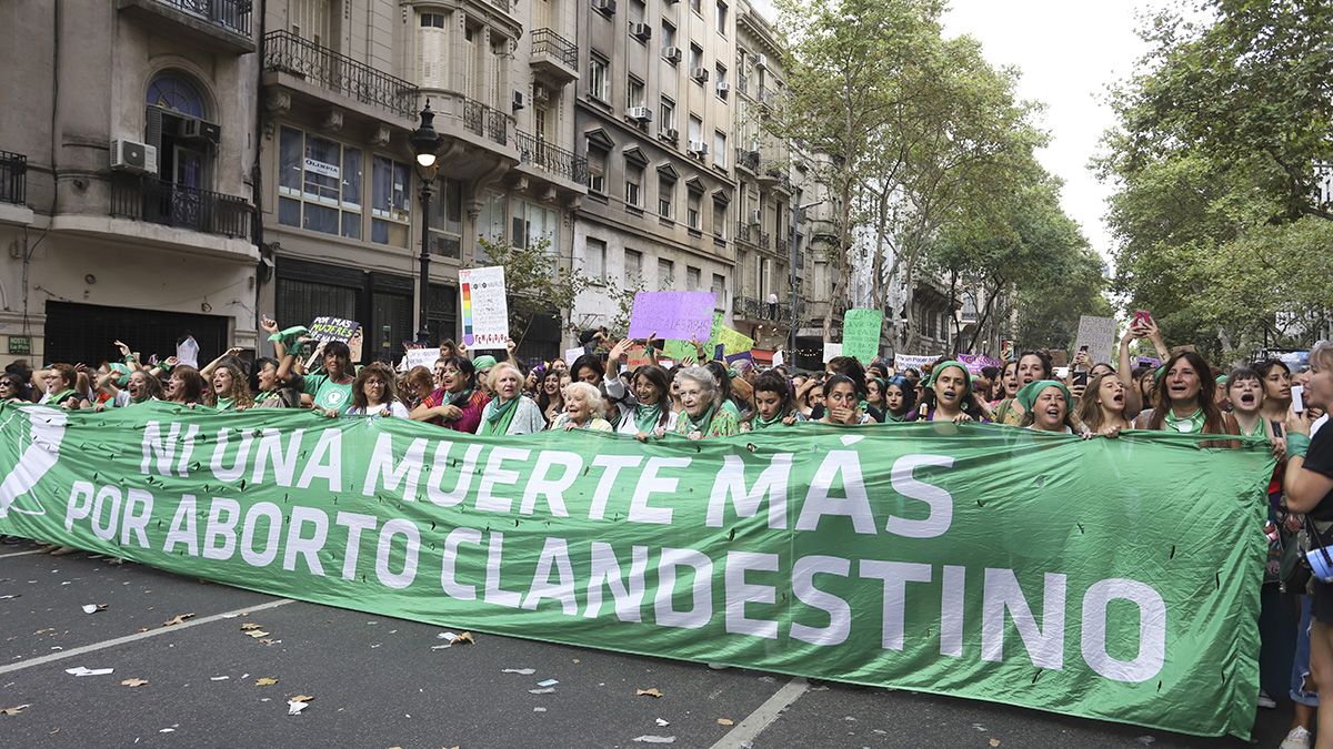 Pañuelazo por el 8M: multitudinaria marcha de mujeres en el Congreso