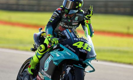Valentino Rossi se despidió del MotoGP y dejó de competir luego de 26 años de trayectoria. Valentino Rossi se despidió del MotoGP y dejó de competir luego de 26 años de trayectoria.