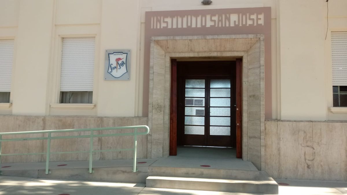 Dos niños y una niña sufrieron quemaduras en el rostro y en las piernas por un experimento escolar que salió mal.