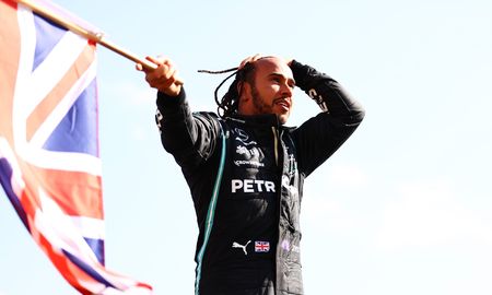 Lewis Hamilton se quedó con el GP de Silverstone y le mete presión en el campeonato de la Fórmula 1 a Max Verstappen, a quien sacó de carrera con un toque y recibió una sanción. Lewis Hamilton se quedó con el GP de Silverstone y le mete presión en el campeonato de la Fórmula 1 a Max Verstappen, a quien sacó de carrera con un toque y recibió una sanción.