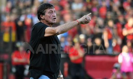 Julio César Falcioni insistió en que el Club Atlético Colón merecía ganar el clásico santafesino, por la segunda fecha del Torneo de la Liga Profesional. Julio César Falcioni insistió en que el Club Atlético Colón merecía ganar el clásico santafesino, por la segunda fecha del Torneo de la Liga Profesional.