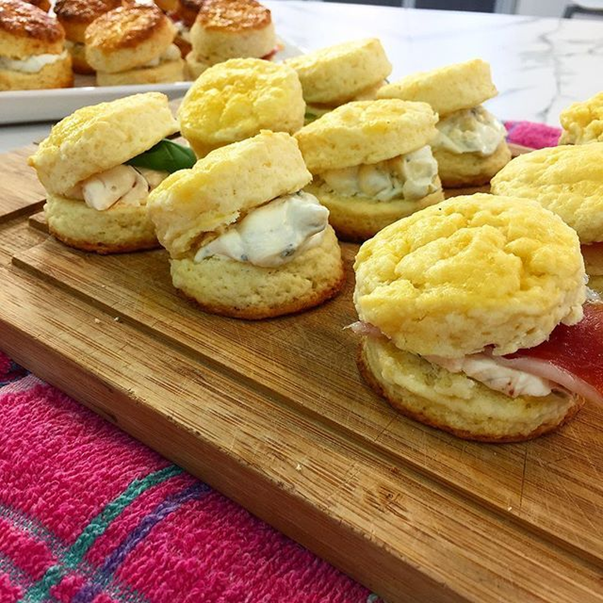 Los scons de queso de Guillermo Calabrese son un viaje de ida. Los scons de queso de Guillermo Calabrese son un viaje de ida.