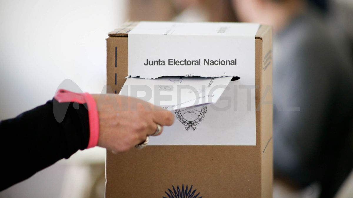 Unos 35.843.312 electores están habilitados para votar, de los cuales 2.818.820 (es decir un 7.86%) son de la provincia de Santa Fe. Unos 35.843.312 electores están habilitados para votar, de los cuales 2.818.820 (es decir un 7.86%) son de la provincia de Santa Fe.