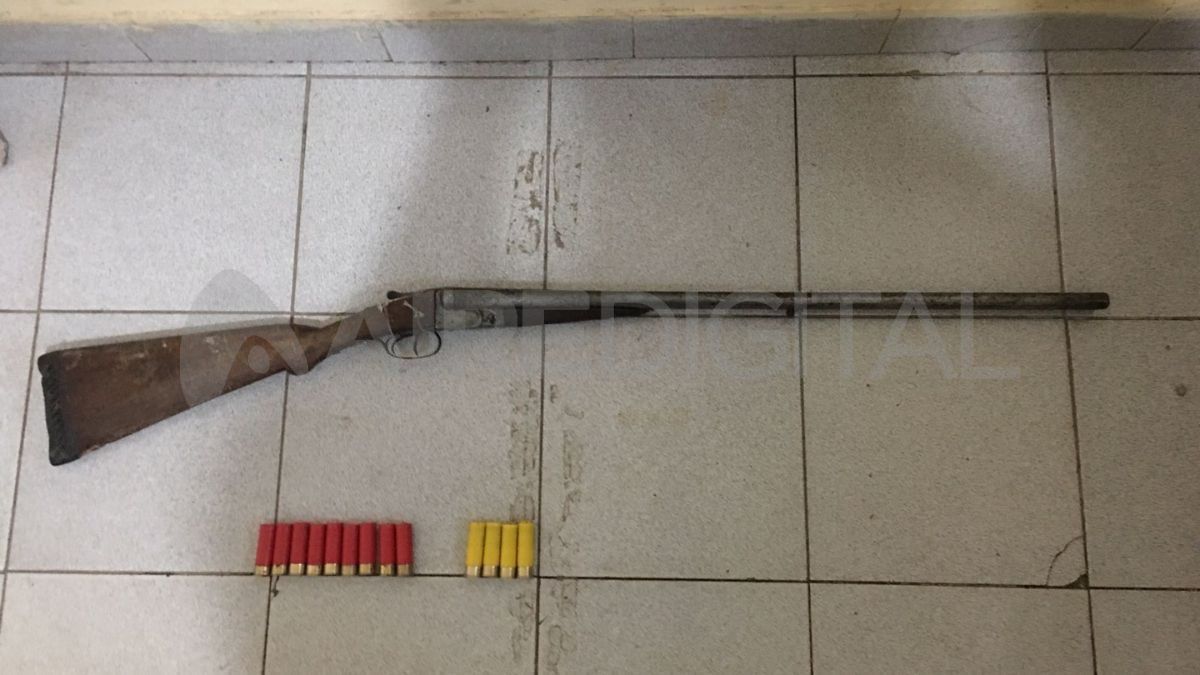 En una casa en construcción encontraron una escopeta de doble caño con 13 cartuchos.
