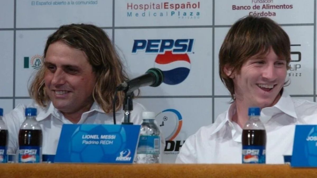 Ángel Hoyos junto a Lionel Messi. Ángel Hoyos junto a Lionel Messi.