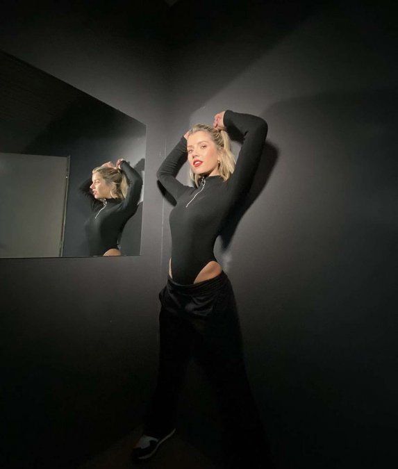 Body cavado y pantalón cargo.