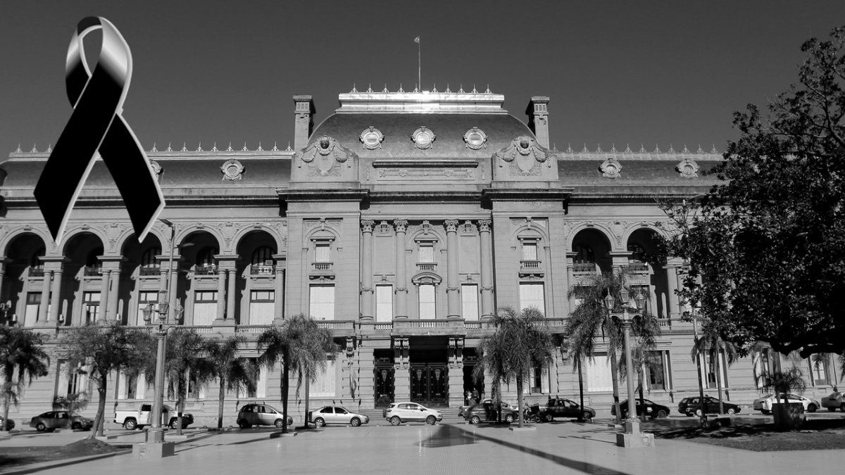 La Bandera Nacional y de la Provincia de Santa Fe permanecerán a media asta en todos los edificios públicos provinciales durante el período de duelo.