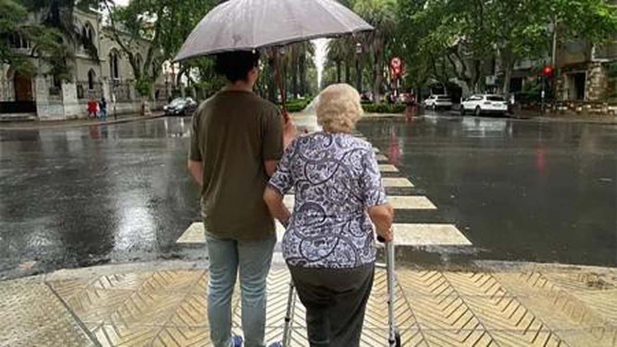 La mujer concurrió a votar acompañada por un sobrino bisnieto de 14 años. La mujer concurrió a votar acompañada por un sobrino bisnieto de 14 años.