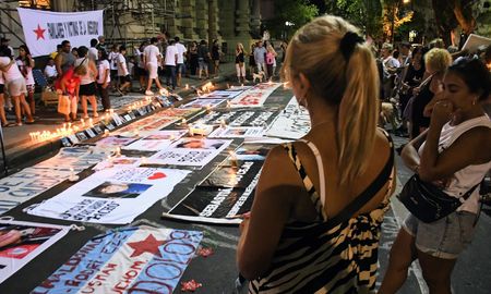 Familiares y víctimas se manifestaron frente a la gobernación. Familiares y víctimas se manifestaron frente a la gobernación.