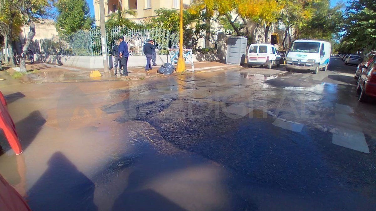 &nbsp;La esquina de Avellaneda y Balcarce está repleta de agua y arena.&nbsp;