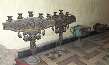 Los elementos de bronce que el joven intentaba llevarse en un cochecito. Los elementos de bronce que el joven intentaba llevarse en un cochecito.