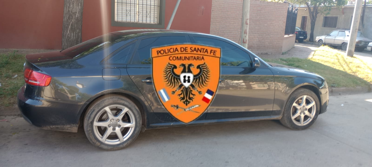 Los uniformados requisaron un auto Audi A4 negro que se encontraba estacionado en inmediaciones de la propiedad.