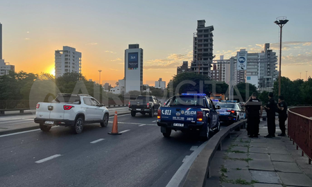 Un motociclista derrapó sobre el Puente Oroño en el acceso a Avenida Alem. Un motociclista derrapó sobre el Puente Oroño en el acceso a Avenida Alem.