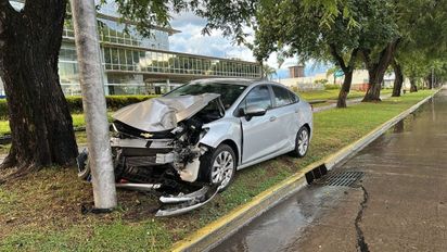 Santa Fe: impactante choque en avenida Leandro N. Alem dejó un auto con el frente destrozado