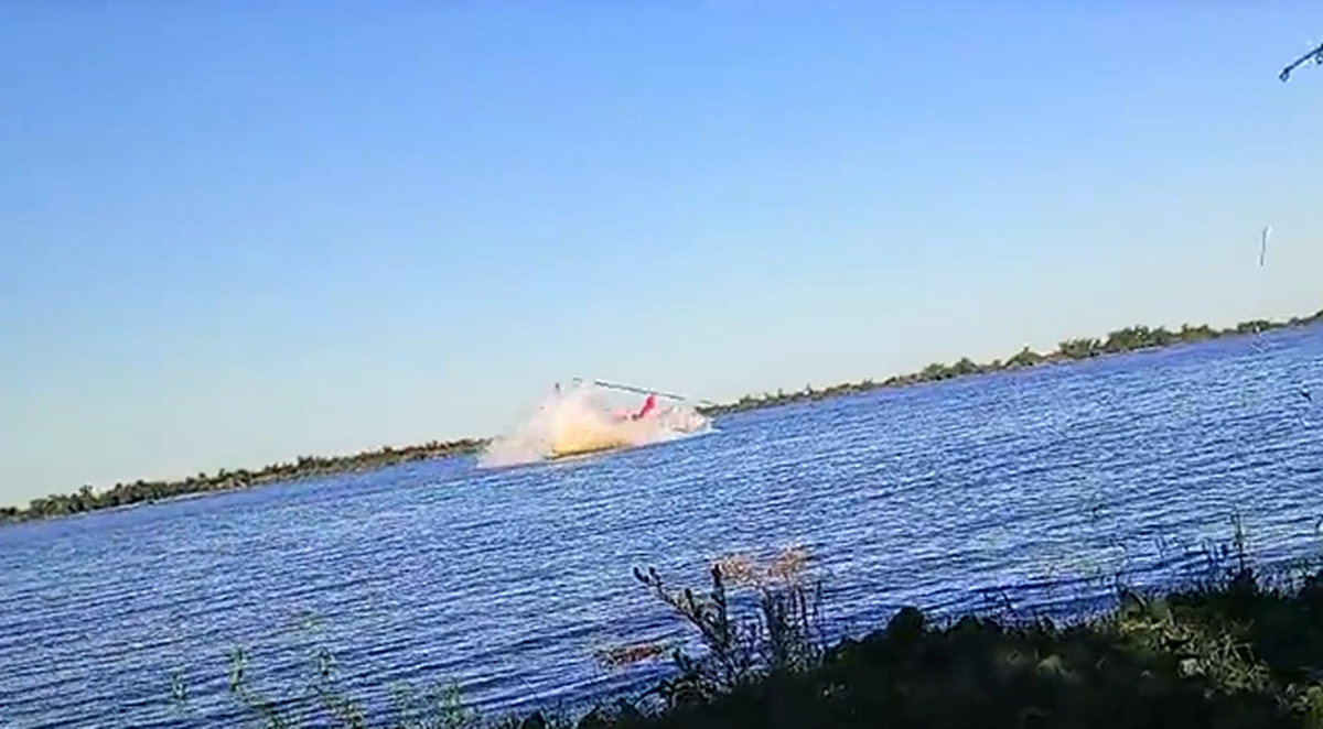 El accidente fue captado por personas que se encontraban a orillas del río Paraná y filmaban la aeronave.