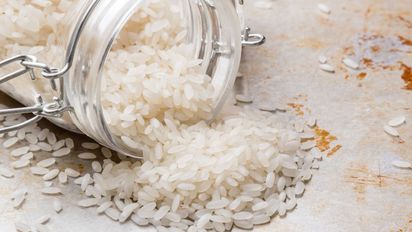 Por qué recomiendan poner arroz crudo con detergente en un frasco y qué efectos tiene este truco
