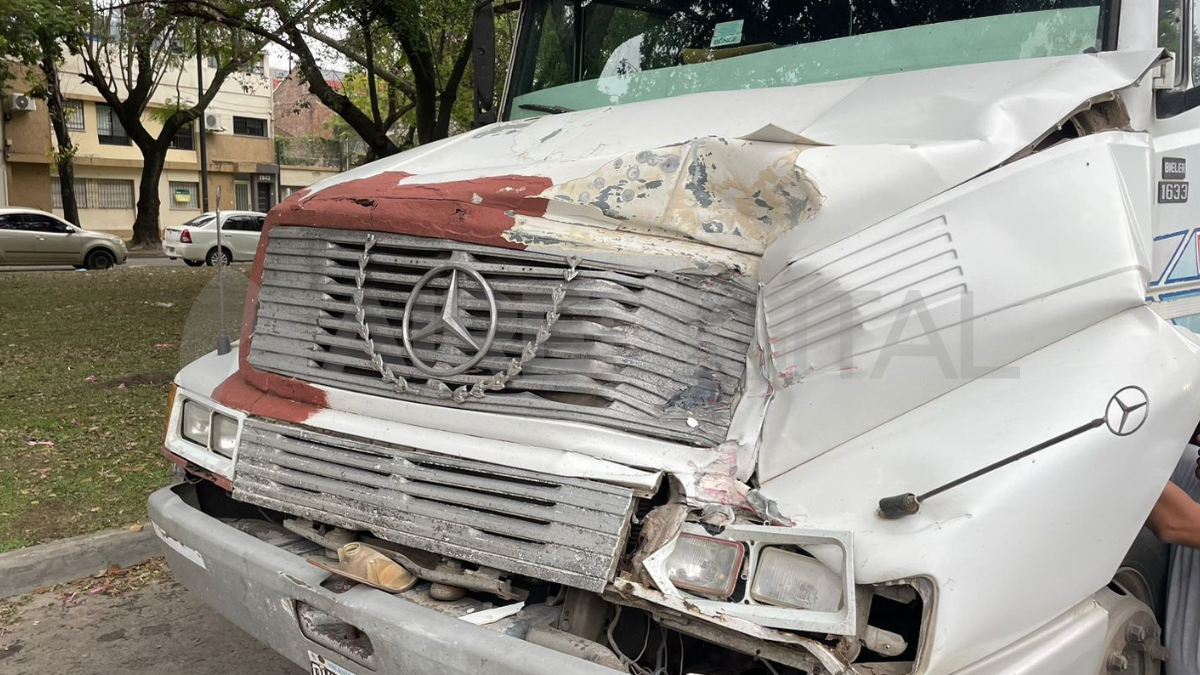 Uno de los camiones sufrió severos daños tras el accidente. Uno de los camiones sufrió severos daños tras el accidente.