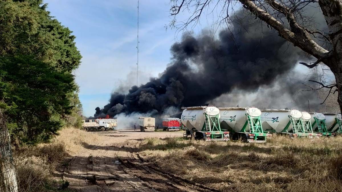 Se incendió un depósito de una empresa vinculada al rubro metalúrgico y automotriz en Ruta 19 y calle Malvinas Argentinas