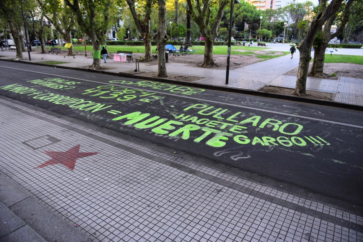 Pintadas frente a la sede de la Gobernación tras los asesinatos de los dos taxistas. Pintadas frente a la sede de la Gobernación tras los asesinatos de los dos taxistas.