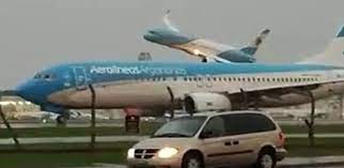 Fuentes militares sostuvieron que la maniobra no se llevó a cabo debido a un problema meteorológico.