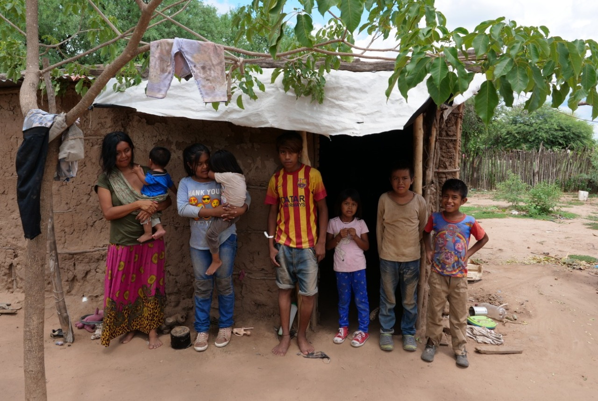 Familia wichi de la comunidad Las Palomas, a 450 km de Salta capital. Foto: Lucía Wei He.