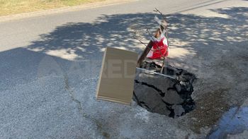 Un socavón a metros de Avenida Alem tiene en alerta a los vecinos de barrio Candioti Sur