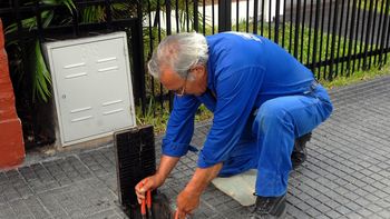 Instalarán 50 mil micromedidores de agua en Santa Fe y Rosario para detectar pérdidas