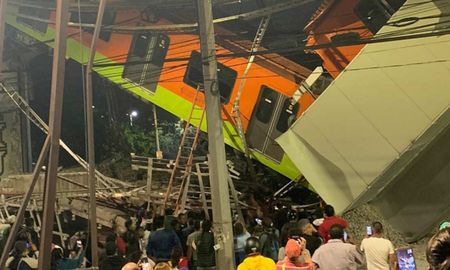 Tanto el tren, como una parte del puente se derrumbó sobre la avenida aplastando autos y dejando atrapados a los ocupantes de varios de ellos. Tanto el tren, como una parte del puente se derrumbó sobre la avenida aplastando autos y dejando atrapados a los ocupantes de varios de ellos.
