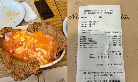 El almuerzo para dos incluyó milanesas, papas fritas, ensalada y bebida: el total fue de $93.500, sin servicio de mesa. El almuerzo para dos incluyó milanesas, papas fritas, ensalada y bebida: el total fue de $93.500, sin servicio de mesa.