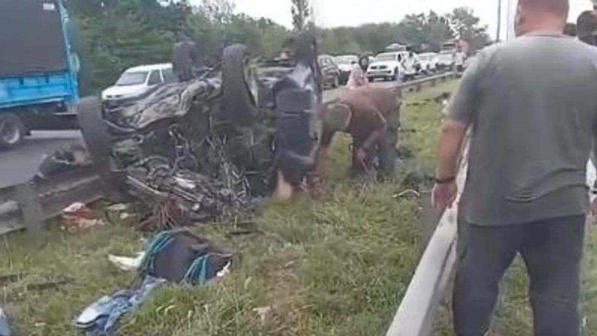 Una familia de hinchas de Racing volcó en la autopista Panamericana.