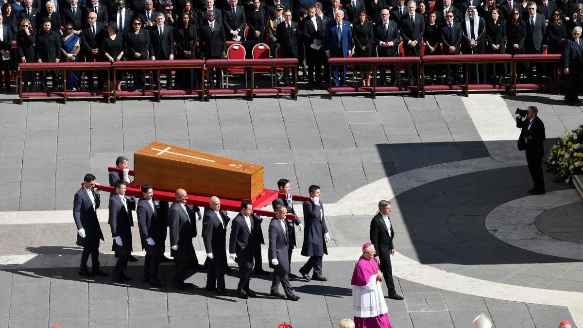 La Plaza de San Pedro colmada de fieles durante el funeral del papa Francisco.