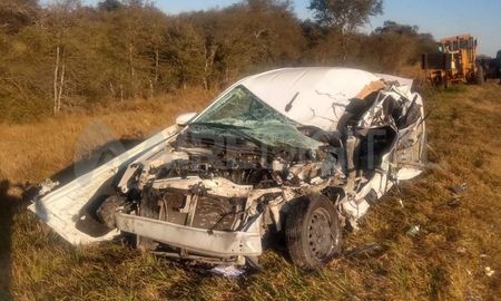 El accidente fue en principio entre dos camiones, pero el acoplado de uno de ellos se desprendió e impactó contra el auto que venía en sentido contrario. El accidente fue en principio entre dos camiones, pero el acoplado de uno de ellos se desprendió e impactó contra el auto que venía en sentido contrario.
