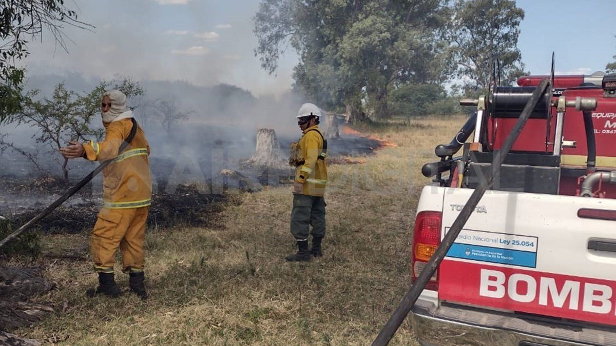 Los bomberos combaten los incendios en el Gran Santa Fe.