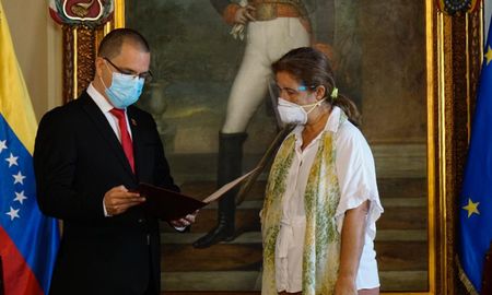El oficialismo de Venezuela expulsó a la representante de la Unión Europea por haber sancionado a funcionarios que socavan la democracia. El oficialismo de Venezuela expulsó a la representante de la Unión Europea por haber sancionado a funcionarios que socavan la democracia.