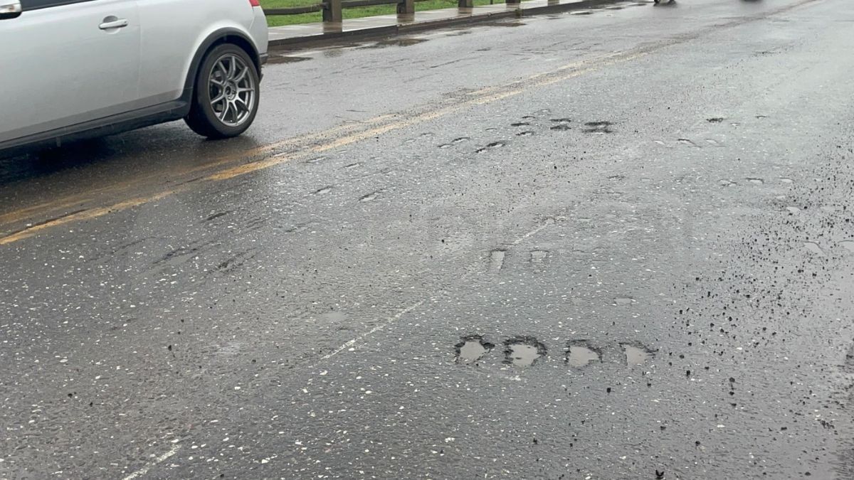 Puente Carretero: pozos realizados por la pala mecánica de vialidad. Puente Carretero: pozos realizados por la pala mecánica de vialidad.