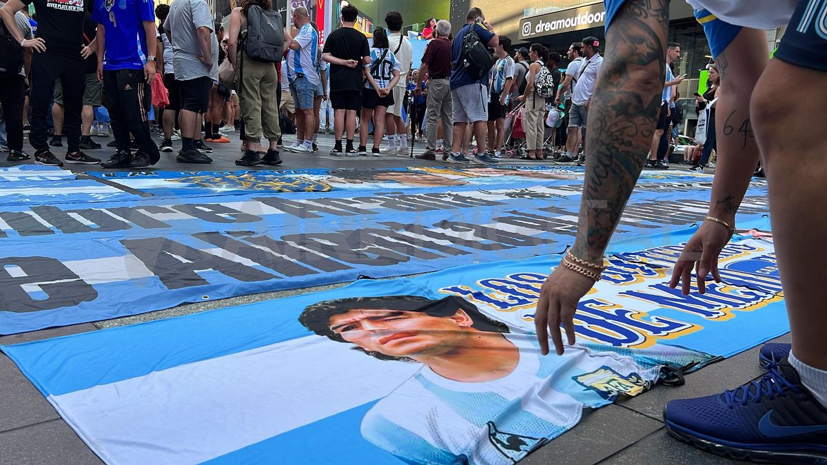 Diego Armando Maradona, presente en las banderas albicelestes. Diego Armando Maradona, presente en las banderas albicelestes.