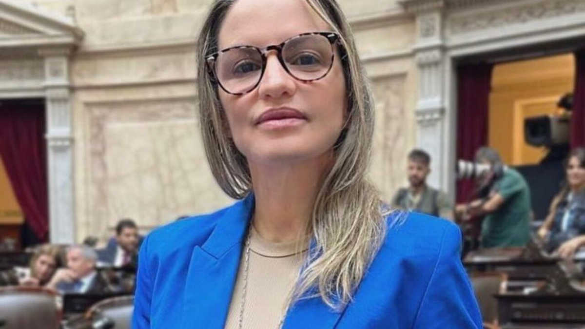 Carolina Rosana Píparo es una trabajadora social y política argentina que actualmente ocupa el cargo de diputada nacional por la provincia de Buenos Aires por el bloque “Buenos Aires Libre”. Carolina Rosana Píparo es una trabajadora social y política argentina que actualmente ocupa el cargo de diputada nacional por la provincia de Buenos Aires por el bloque “Buenos Aires Libre”.