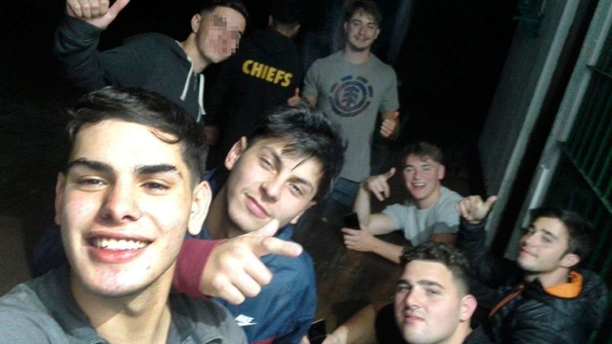 De acuerdo a la elevación a juicio ordenada en febrero por el juez de Garantías 6 de Gesell, David Mancinelli, y confirmada en abril por la Cámara de Apelación y Garantías de Dolores, enfrentarán el proceso oral Máximo Thomsen (21), Ciro Pertossi (21), Luciano Pertossi (19), Lucas Pertossi (22), Enzo Comelli (21), Matías Benicelli (21), Blas Cinalli (20) y Ayrton Viollaz (22).