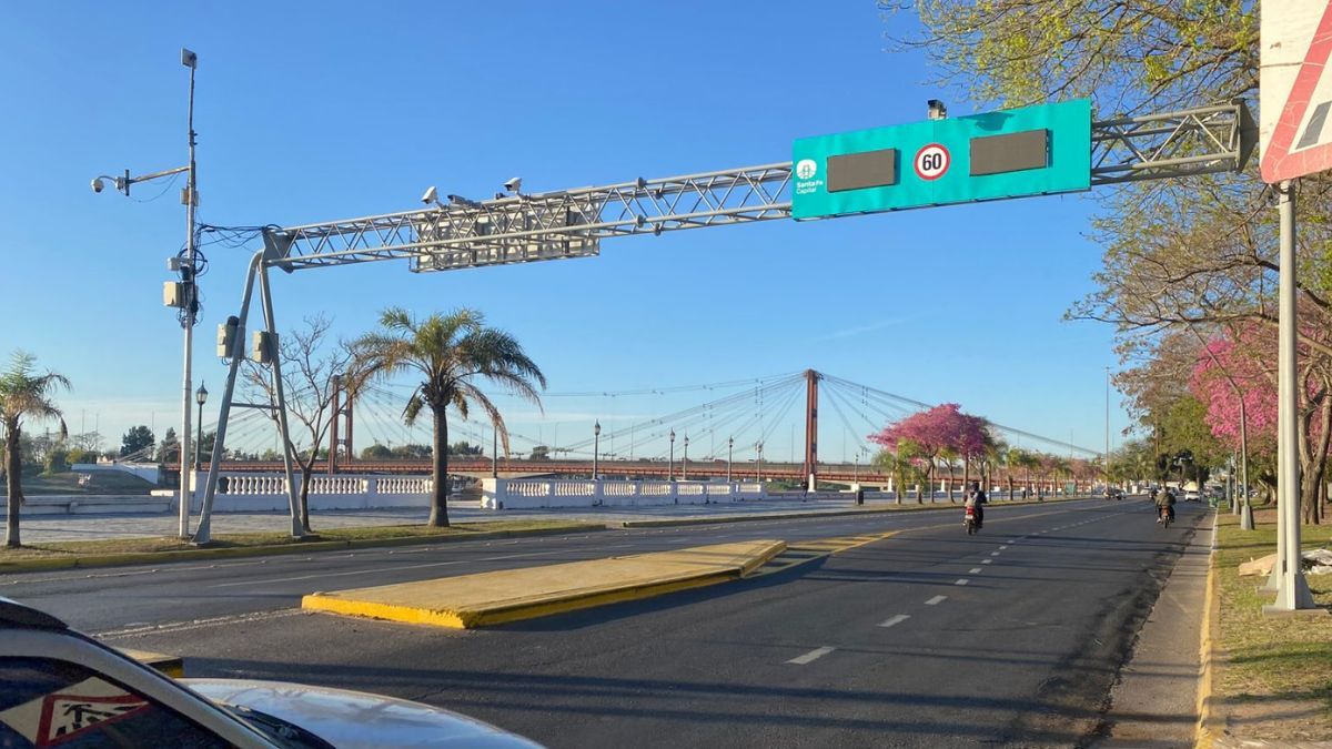 Sobre el metal hay una señalética que indica que la velocidad máxima es 60 kilómetros por hora, cuando en la zona es 50. Sobre el metal hay una señalética que indica que la velocidad máxima es 60 kilómetros por hora, cuando en la zona es 50.